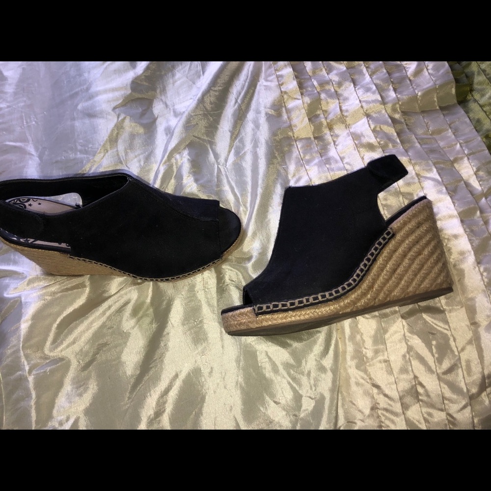 Black wedges